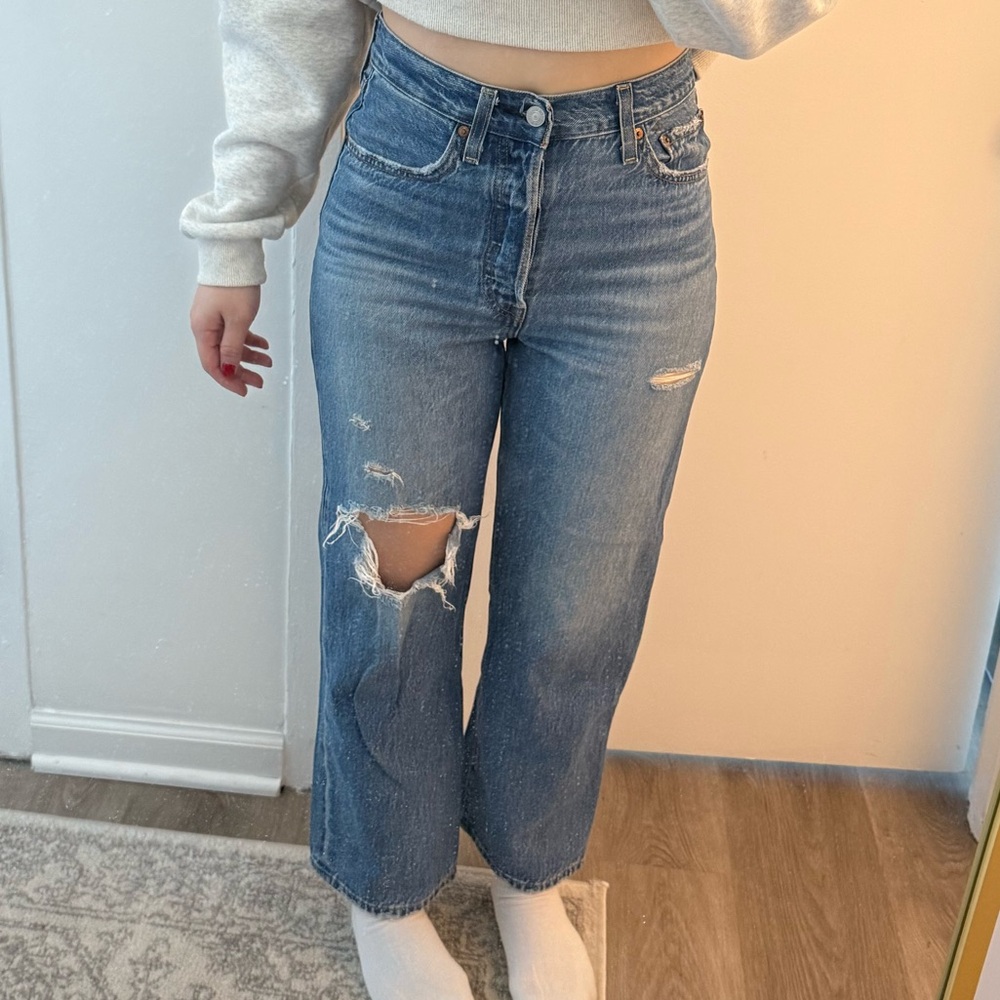 Levi’s Ribcage straight ankle jeans with knee rip 27